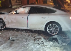 «Audi» въехал в дом, «четырнадцатая» в столб: результат неудачного женского вождения