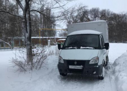 “Газель” сбила двух детей на территории детского сада в Уварове