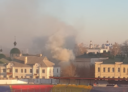 Из-за пожара на территории храма центр Тамбова заволокло дымом
