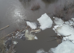 В Мичуринском районе затопило мост, соединяющий два села