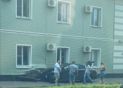 Легковой автомобиль врезался в здание МУП "ТТС" в Тамбове