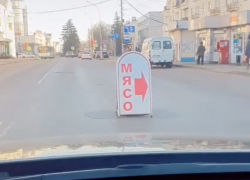 В Тамбове открытый люк на автомобильной дороге огородили рекламным щитом