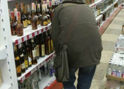Дважды вынести бутылку в рукаве из одного и того же магазина пытался тамбовчанин. Не удалось 