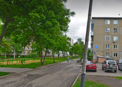 Жители многоэтажки в центре Тамбова требуют запретить сквозной проезд во дворе