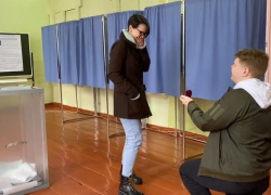 Девушке сделали предложение руки и сердца на избирательном участке