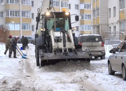 В Тамбове припаркованные “где попало” автомобили мешают уборке снега во дворах