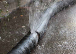 В Тамбове на Сабуровской появились гейзеры из-за очередного порыва водовода