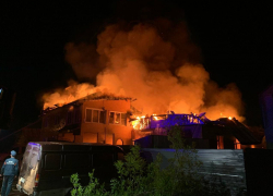 На западе Тамбова ночью сгорел частный дом с гаражами и постройками