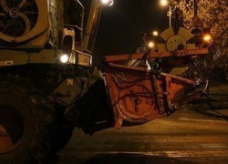 Водитель бензовоза попал под комбайн на гавриловском поле