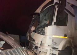 В Тамбове уставший водитель на грузовике въехал в бетонный забор