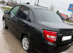 Яма в луже на Никифоровской съела сразу два колеса 