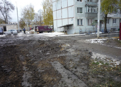 Асфальт при ремонте тамбовских дворов кладут прямо в лужи