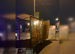 В Тамбове пьяные подростки разбили остановку на Магистральной пока ждали автобус