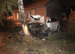 В Тамбове «BMW X5» врезался в частный дом