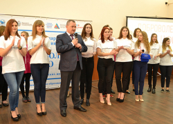 Добровольцы ЦФО собрались в Тамбове и подарили вице-губернатору шарф и значок 
