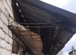 Жители дома в Первомайском: «Мы боимся, что такой горе-руководитель развалит наши дома»