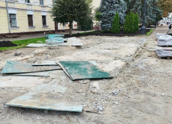 На улице Октябрьской в Тамбове начали разбирать два фонтана