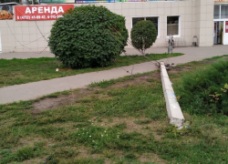 Рухнувший столб на Бульваре Энтузиастов Тамбова ищет своего владельца