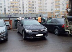 Припаркованные машины мешают вывозу мусора в Тамбове
