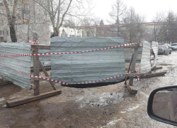 Рядом с общежитием на Моршанском шоссе из-за аварии на коллекторе провалилась дорога