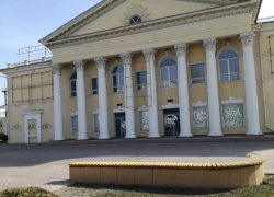 Вандалы раскрасили здание бывшего к/т "Родина"