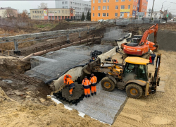 На Базарной приступили к укладке дорожного покрытия над мостом