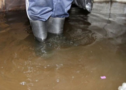 Фундамент жилого дома в Мичуринске несколько лет размывает фекальными стоками 