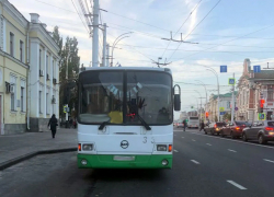 В одном из тамбовских автобусов из-за резкого торможения упала 69-летняя пенсионерка