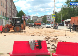 На Комсомольской площади рабочие приступили к ремонту тротуаров