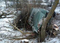 Дама не удержала «Волгу» на дороге и оказалась в кювете: водитель в норме, а пассажир пострадал 