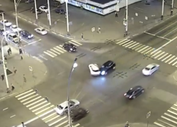 Новая авария на старом месте: видео ДТП на Чичканова появилось в сети