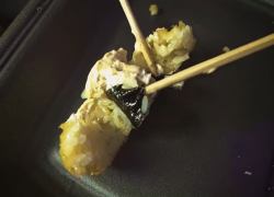 «Я хочу блевать»: тамбовский блогер осталась недовольна роллами от «Ёби-Доёби»