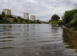 В Тамбове отгородили забором берег Цны и пляж на Красном озере