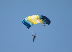 На аэродроме "Горелое" возобновятся прыжки с парашютом