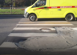 На западе Тамбова яму в пешеходном переходе залили цементом