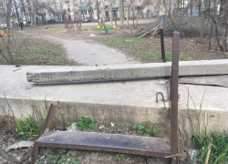 Двор дома на Липецком шоссе в Мичуринске превратился в свалку 
