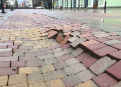 В центре Тамбова на Коммунальной проседает тротуар