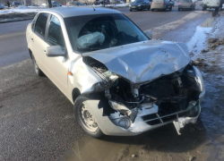 В Тамбове «LADA GRANTA» врезалась в «буханку», пострадала 40-летняя женщина