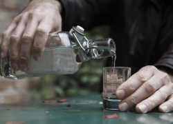 Три человека погибли после отравления метиловым спиртом в Сосновском районе