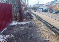 В Ласках дорожники сделали тротуар на полметра выше дороги