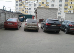 В Тамбове припаркованные машины мешают вывозу мусора