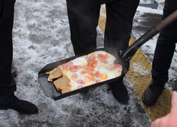 В Моршанске пожарили яичницу на лопате 