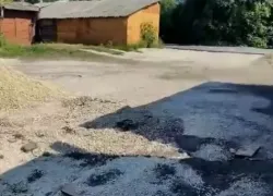 В Мичуринске при благоустройстве двора щебнем засыпали канализационный колодец