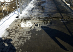 Отремонтированный год назад мост через Жигалку обвалился снова
