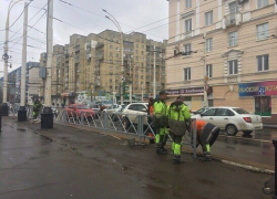 На перекрестке улиц Чичканова и Советская начали устанавливать ограждения
