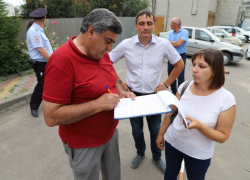 Городские власти ликвидировали незаконную парковку на улице Рылеева