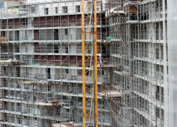 Скандальное строительство дома вместо бассейна на севере Тамбова продолжается