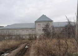 Заброшенное здание школы в Ласках вновь выставили на торги
