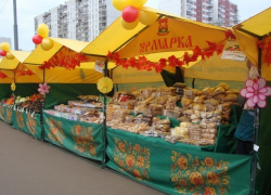 Матрешку и картошку можно купить на ярмарке в парке Победы