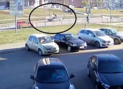 Неадекватный водитель на пешеходном переходе: мать двоих детей подкинуло в воздух